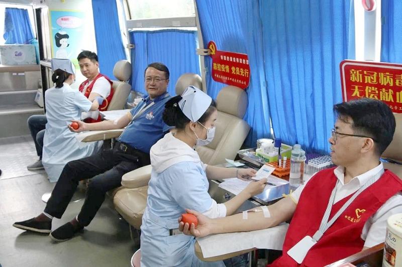 公司開展“抗擊疫情獻熱血，丹心向黨黨旗紅”無償獻血活動
