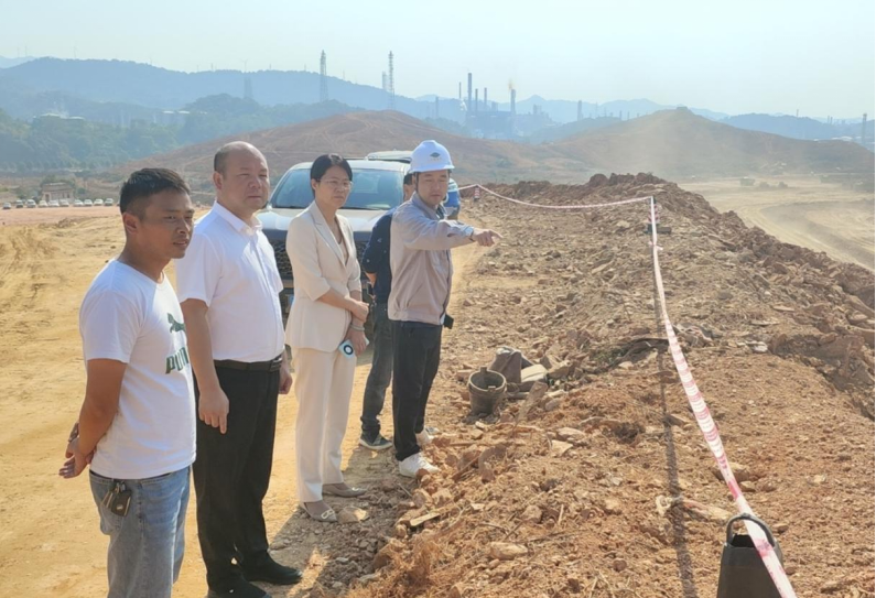 邱虹到公司岳陽乙烯項目主場區(qū)場地平整工程督導調研