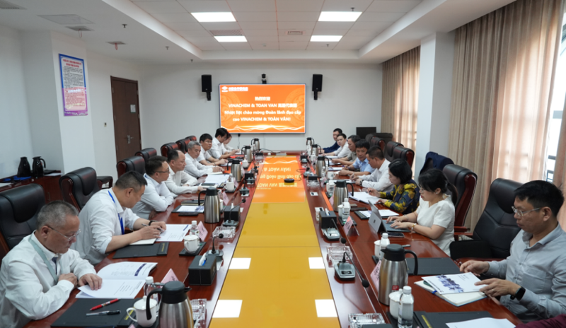 周鴻會見越南化學工業總公司寧平氮肥廠總經理阮日憲、越南三云綜合貿易股份公司董事長謝氏青云