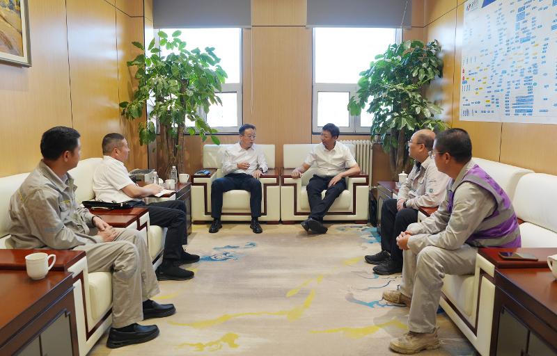 唐文方與陜煤集團榆林化學(xué)總經(jīng)理段立波舉行會談